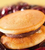 Dorayaki japonais, gâteau moelleux à la crème de haricots rouges et de taro