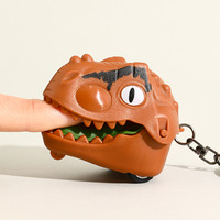 Creativo dinosaurio cabeza morder dedo tirar hacia atrás respetuoso con el medio ambiente plástico coche de juguete pequeña muñeca colgante llavero mochila para niños
