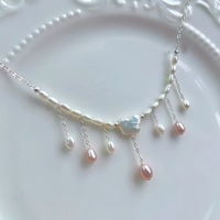 Collier élégant et sophistiqué avec perles, étoiles et lunes, pendentif à pompon, collier ras du cou superposé unique et personnalisé