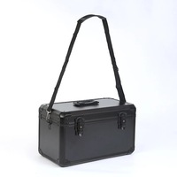 Étuis en aluminium dans un petit étui à outils noir pour ranger la pêche, la couture, l'appareil photo, les appareils. Boîte de transport en aluminium robuste