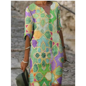 Robe élégante pour femmes grandes tailles, col en V, manches longues, imprimé patchwork, motif 3D stéréoscopique, robe tendance - Product Image 2