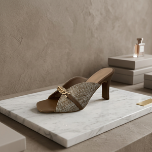 Mules à talon carré en tweed beige marron à bout pointu avec chaîne dorée, sandales à talon à enfiler pour femme - Product Image 3