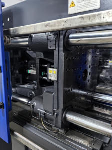 Machine haïtienne de moulage par injection de plastique horizontale MA1200 de deuxième génération pour fabriquer des moules en plastique entièrement automatiques en vente - Product Image 3