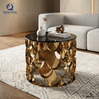 Table d'appoint moderne Art Déco dorée, en acier inoxydable, avec filigrane festonné, pour projets hôteliers