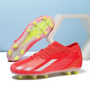 Scarpe da calcio TF/FG da <span class=keywords><strong>uomo</strong></span> di alta qualità OEM, rosse brillanti con strisce bianche, stringate, basse, per interni. - Product Image 3