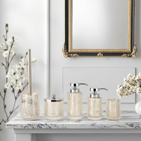 Nouveau design de luxe Ensemble de salle de bain 6 pièces en verre écologique avec distributeur de savon à rayures verticales côtelées de forme ronde et brosse de toilette