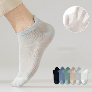 Calzini da uomo bianchi in cotone invisibili alla caviglia, sottili estivi in rete traspirante anti-odore, sportivi casual alla moda e comodi - Product Image 1