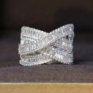 Anello Geometrico Stratificato con Zirconi per Donne, Elegante Gioiello da Dito per Fidanzamento e Moda - Product Image 2
