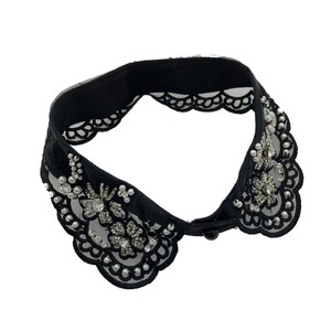<span class=keywords><strong>Camisa</strong></span> de Mujer Gillian con Bordado Étnico, Encaje, Perlas y Pedrería, Resistente al Agua, <span class=keywords><strong>Cuello</strong></span> Camisero, Blanco y Negro - Product Image 3