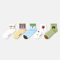 Gardez vos pieds au sec et confortables avec les chaussettes Hanes Crew, connues pour leur qualité et leur prix abordable.