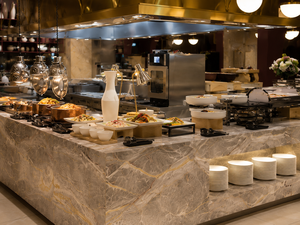 Mostrador de Buffet para Hotel de Lujo, Mostradores de Bar Personalizados para Restaurantes, Muebles Modulares de Mármol, Latón y Vidrio para Comedor Abierto Todo el Día, Diseño 3D, OEM, ODM - Product Image 6