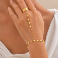 Chaîne de main à anneaux entrelacés avec pendentif cœur fin en or, bracelet et bague combinés, élégant accessoire de mode pour femme