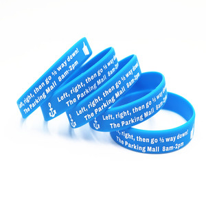 Eleve su viaje de fitness con pulseras de silicona impresas de un color Bristol Village Fitness Pulseras promocionales de moda - Product Image 4
