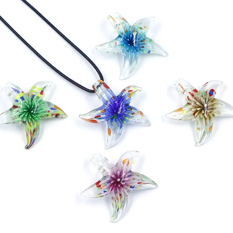 Collana di gioielli che fa fiori di vetro a lume all'interno di stelle marine ciondolo