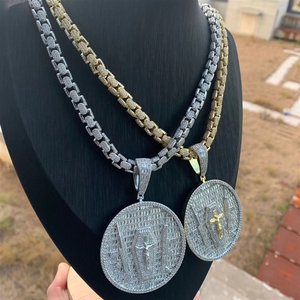 Collier Pendentif Croix 3D Iced Out Hop avec Chaîne Curb Pavée CZ Prêt à Expédier pour Vendeurs en Ligne - Product Image 3