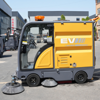Camion balayeuse électrique autoportée avec système de balayage puissant et brosse aspirante, véhicule de nettoyage urbain robuste et autopropulsé