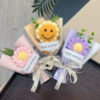 Buket Mawar Rajut Mini untuk Hari Valentine, Hari Ibu & Hadiah Wisuda
