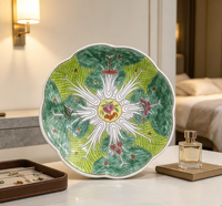Assiette en porcelaine chinoise Famille Rose à motif d'insectes et de choux, avec pied, bord festonné, pour compote de chou bok choy