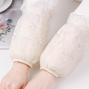 Protège-mains en dentelle brodée à double couche de style coréen pour femmes, en maille résistante aux taches, pour usage au bureau, automne et hiver - Product Image 3