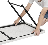 Table de salle à manger extérieure pliante moderne blanche réglable de 4 pieds avec cadre en métal Construction en plastique à hauteur réglable confortable