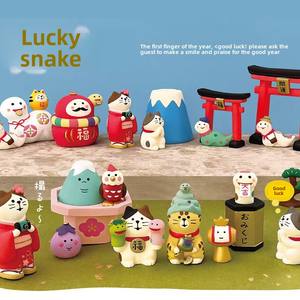 트렌디한 친환경 일본 고양이 스타일 레진 공예품, 뱀의 해 신년 장식 DIY 인테리어 피규어 선물 - Product Image 1