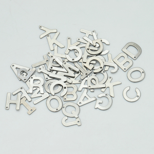 จี้ตัวอักษรขายส่งสำหรับทำเครื่องประดับ DIY สำหรับสร้อยคอ สร้อยข้อมือ สร้อยข้อเท้า จี้ตัวอักษรสเตนเลสสตีล - Product Image 4