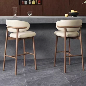 Stijlvolle, milieuvriendelijke, lichtgewicht barkruk van massief hout met gestoffeerde zitting en armleuningen, stevig ontwerp voor thuis, keuken, bar, café en restaurant. - Product Image 6