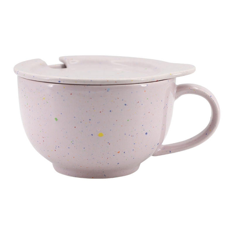 Taza morada con tapa.