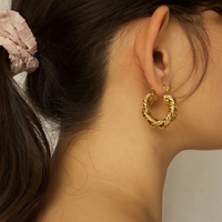 Moda 30mm kalın büküm Hoop küpe 18K altın kaplama 316L paslanmaz çelik kalın bükülmüş örgülü kalın Hoop küpe kadınlar için