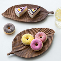 Creatieve ecovriendelijke acaciahouten dienblad met één laag, modern design, uitgesneden bladmotief, voor snacks, fruit en voedsel in de keuken.