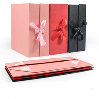 Grande boîte cadeau en carton rose avec couvercle, pour proposition de demoiselle d'honneur, design pliable, fermeture magnétique, option de gaufrage, emballage recyclable