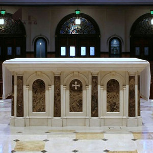Altare Religioso Cattolico Personalizzato in Marmo Bianco e Rosso Venato Intagliato a Mano con Colonna e Croce Gotica per Decorazione Interna della Chiesa - Product Image 5