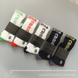 Nuovi Calzini in Cotone Lavorato a Maglia Traspiranti per Autunno Inverno, con Motivi a Cuore, a Righe, con Lettere, Labbra Rosse, Graffiti e Etichetta Ricamata in Spugna - Product Image 3