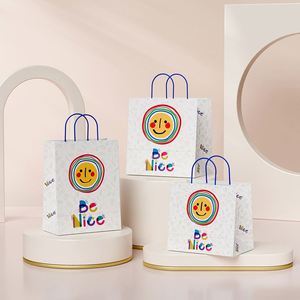 Sac cadeau en papier kraft classique, durable, recyclable et personnalisé à bas prix - Product Image 4