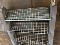 Marches d'escalier et grilles en acier industriel pour extérieur avec finition galvanisée à chaud, couleurs personnalisées