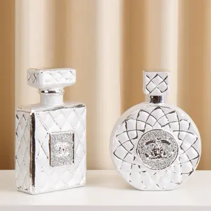 Prezzo di fabbrica delicato lusso ceramica cristallo argento rotondo bottiglia di profumo decorazione per l'ornamento domestico