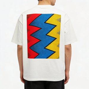 T-shirt in stile Pop Art - T-shirt dal design vivace di fumetti - Palette di colori rosso blu giallo - Top alla moda audace per gli amanti dell'arte - Product Image 1