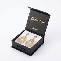 Boîte cadeau pour bijoux, petite, rectangulaire, étanche, avec fermeture magnétique, finition mate noire premium, dorure mate et gaufrage.