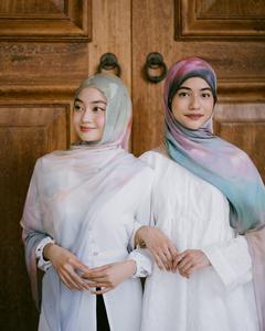 Voile de fleurs douces peintes en pastels adoucis, <span class=keywords><strong>tendre</strong></span> et aérien, élégance sans effort, hijab en modal twill Hush Meadow - Product Image 2