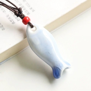 Sifflet en céramique fait main en forme de poisson avec cordon tressé réglable à perles rouges, collier artisanal, jouet musical pour enfants - Product Image 3