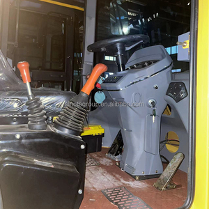 Новый дорожный подметально-уборочный комбайн SINOTO (90-110 л.с.) на колесном ходу, тип мини-погрузчика, с щеточным навесным оборудованием, закрытый кузов - Product Image 2