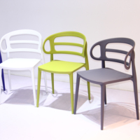 Vente en gros d'usine de meubles bon marché d'intérieur et d'extérieur chaise de restaurant d'hôtel en plastique moulé noir empilable PP
