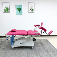 Table d'examen gynécologique électrique en gros, fauteuil d'examen obstétrical avec étriers pour les pieds pour clinique