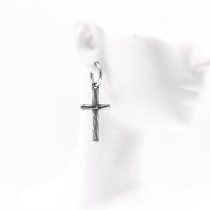 Pendientes de aro Huggie para hombre, chapados en oro, hipoalergénicos, con dije de cruz retorcida grabada, estilo vintage, punk, gótico, perforados - Product Image 5