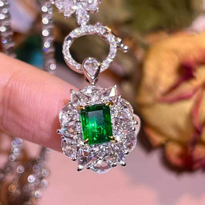 Bague en émeraude naturelle de qualité collectionneur Muzo Green Zambia 0,9 ct, halo de diamants en or 18 carats, 19 pierres, 0,974 ct, bijou de luxe - Product Image 1