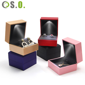 Boîte à bijoux rectangulaire de luxe rouge rose en plastique avec éclairage LED - Product Image 5