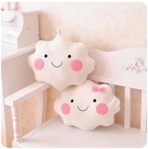 Coussin de siège en peluche en coton 100% avec un visage souriant kawaii, un nœud et un nuage - Product Image 4