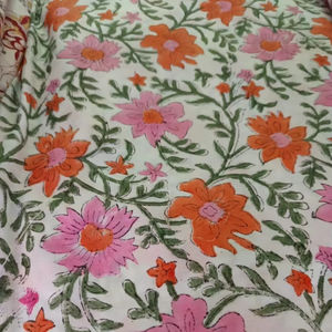 Bolso de mano acolchado de algodón que destaca la artesanía tradicional de los bloques florales hechos a mano para uso diario y una vida consciente. - Product Image 6