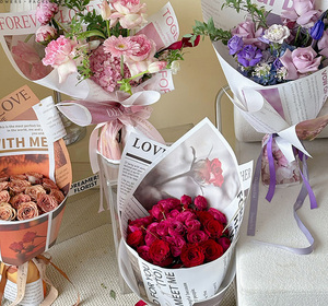 Papier de fond pour bouquet de la Saint-Valentin, style journal anglais illustré, matériel d'emballage - Product Image 2