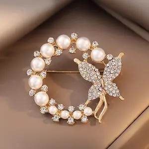 Broche de mariposa personalizado al por mayor, broche de perlas de lujo con diamantes de imitación, broche de lujo para mujer